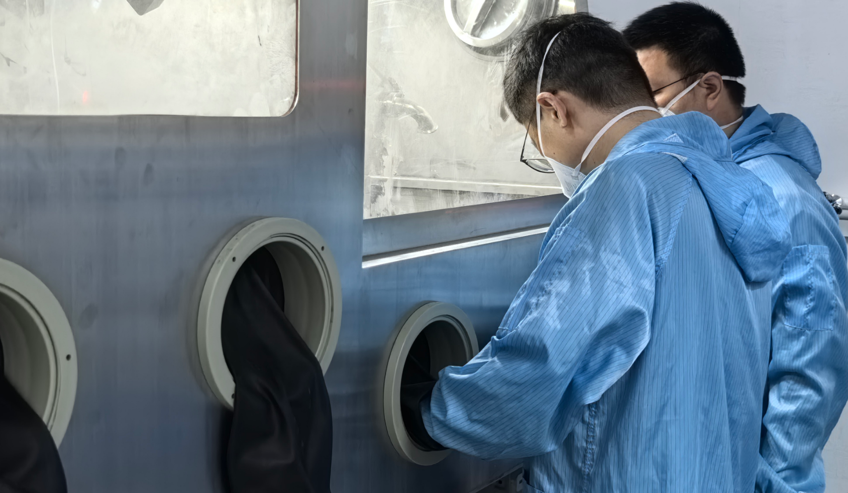 Operator working with the Zorix SLS production system